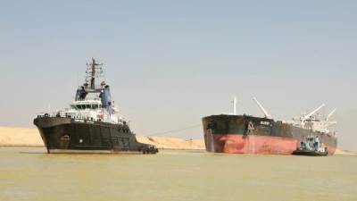 الفريق أسامة ربيع: انتظام حركة الملاحة في الاتجاهين داخل قناة السويس 