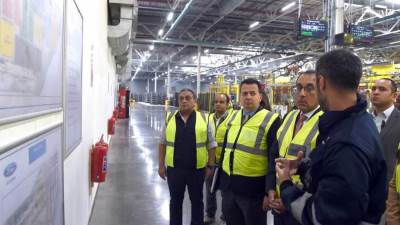 رئيس الوزراء يتفقد مركز تحديث صناعة السيارات ومجموعة لمصانع السيارات بجنوب إفريقيا