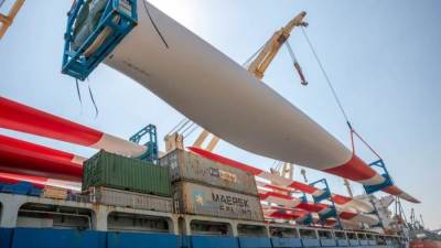 لأول مرة.. نجاح ميناء الأدبية في استقبال شحنة ريش محطات توليد الكهرباء