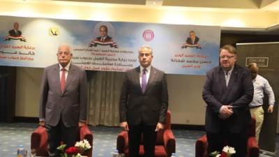 وزير العمل يطلق مبادرة "سلامتك تهمنا" ويسلم عقود عمل لذوي همم بالمحافظة