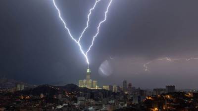 السعودية تطلق الإنذار الأحمر مجددًا في مكة المكرمة