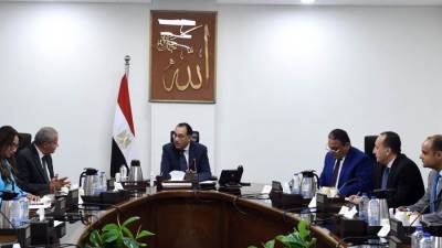 رئيس الوزراء يتابع مع وزير التموين جهود توفير السلع الأساسية للمواطنين