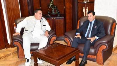 وزير الشباب والرياضة يلتقي رئيس الاتحاد الأفريقي للمصارعة