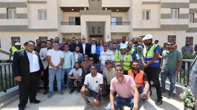 وزير الإسكان يتجول بمواقع وحدات مبادرة "سكن كل المصريين" الدخل بمدينة 15 مايو