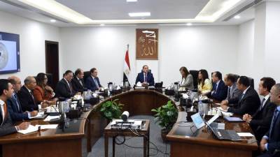 رئيس الوزراء يستعرض مقترحا بإنشاء مصنعين للأسمدة الفوسفاتية والسيليكون المعدني لإنتاج الألواح الشمسية