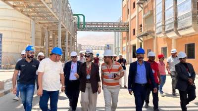 رئيس جهاز "السويس الجديدة" تتفقد مصنعاً للكيماويات بمنطقة عتاقة فى السويس