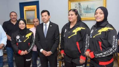 وزير الرياضة يزور معسكر منتخب الأثقال المسافر لبطولة العالم بالسعودية