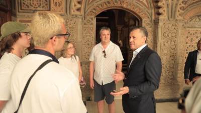 وزير الآثار يلتقي مجموعة من السائحين خلال افتتاح عدد من المواقع الأثرية بمصر القديمة