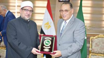 محافظ الشرقية يهدي درع المحافظة لوزير الأوقاف