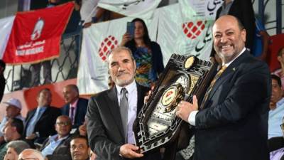 هاني أمان يسلم درع بطولة الجمهورية للشركات الى رئيس الاتحاد الرياضي للشركات