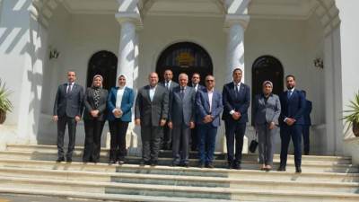 محافظ الجيزة يلتقي بوفد تنسيقية شباب الاحزاب والسياسيين