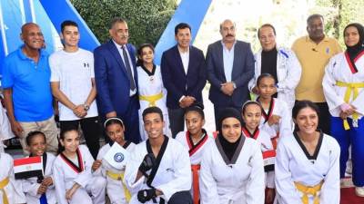 وزير الرياضة ومحافظ أسوان يضعان حجر الأساس لمشروع استثماري بنادي أسوان