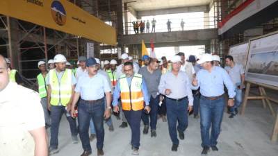 وزير النقل يتفقد مواقع العمل بمشروع الخط الأول من شبكة القطار الكهربائى السريع