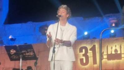 محمد محسن يبدأ حفله بمهرجان محكى القلعة بـ"حكاية حب"