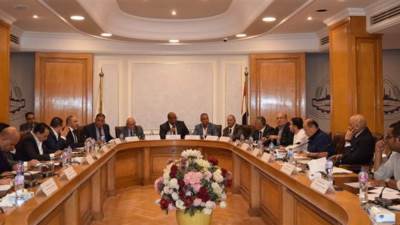 غرفة القاهرة التجارية تناقش استعدادات معرض "أهلًا مدارس" مع "التموين" و"الصناعة"