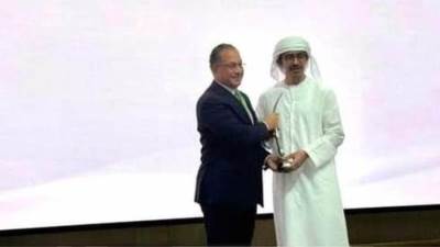 الإمارات تمنح السفير المصري في أبو ظبي جائزة التميز الدبلوماسي