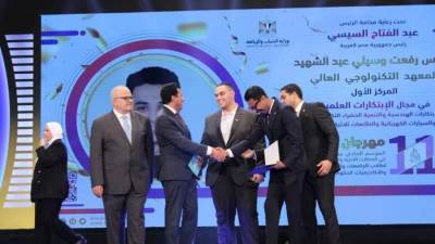 وزير الرياضة يهنىء إبراهيم أنور السادات أحد نوابغ مسابقة إبداع الموسم ال11