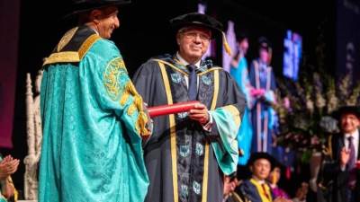 جامعة إيست لندن تمنح الدكتوراه الفخرية لوزير التعليم العالى تقديرًا لتاريخه العلمي