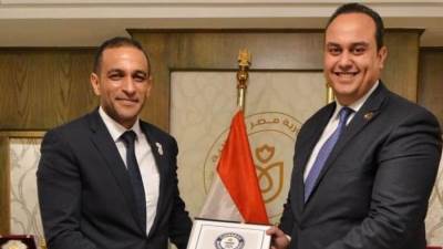 السبكي يتسلم شهادة موسوعة جينيس للأرقام القياسية لتسجيل أكبر علامة للتوعية بالسرطان