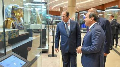 السيسي يتفقد المعروضات التاريخية والثقافية للدول المشاركة في قمة مجموعة العشرين