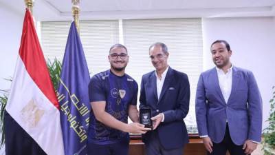 وزير الاتصالات يكرم منتخب مصر للرياضات الإلكترونية