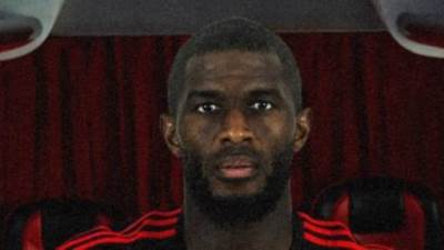 وصول موديست للقاهرة تمهيدا لتوقيع عقود انضمامه للأهلى