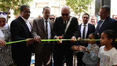 بتخفيضات تصل الي 25%..  محافظ قنا يفتتح معرض أهلا مدارس