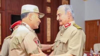 بتوجيهات رئاسية.. رئيس أركان القوات المسلحة المصرية يصل ليبيا لتنسيق المساعدات