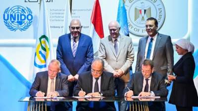 رئيس الهيئة العربية للتصنيع ووزيرة البيئة يشهدان توقيع مذكرة تفاهم