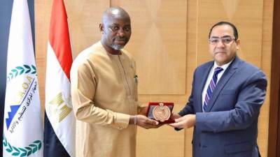 رئيس التنظيم والإدارة يستقبل وزير الإدارة العامة والشئون السياسية بدولة سيراليون