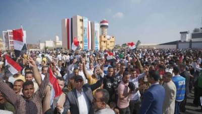 الرئيس السيسي يصل محافظة بنى سويف ويلتقى أهالى قرية سدس الأمراء