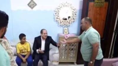 الرئيس السيسي يزور أسرة بقرية سدس الأمراء.. وصاحب المنزل يهديه مسبحة