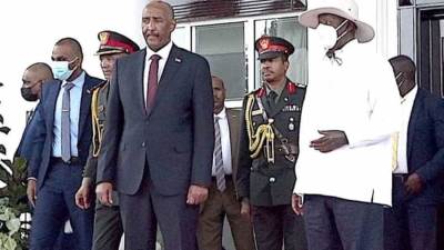 الرئيس الأوغندي يبحث مع البرهان تطوير العلاقات الثنائية بين البلدين