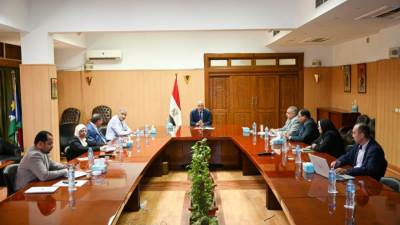 سويلم يتابع موقف مشروعات إعادة إستخدام مياه الصرف الزراعى