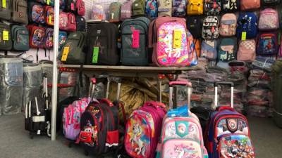 أسعار الشنط المدرسية فى معرض أهلا مدارس بفيصل الجيزة.. تخفيضات تصل لـ30%