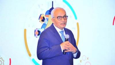 وزير التعليم يتفقد مجموعات العمل ويناقش أولاويات الخطة