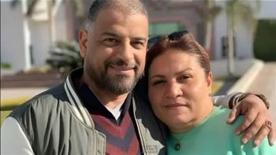 انهيار المخرجة منال الصيفى فى جنازة زوجها الراحل أشرف مصيلحى