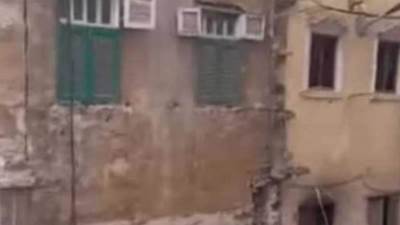 انهار عقار قديم مكون من أرضي وثلاث طوابق في حي الجمرك