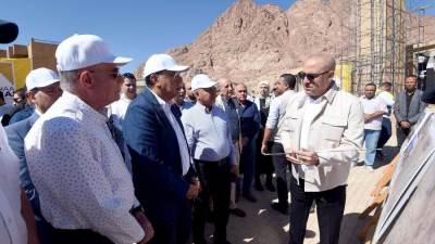 رئيس الوزراء يتفقد المنطقة السكنية الجديدة بالزيتونة بمدينة سانت كاترين