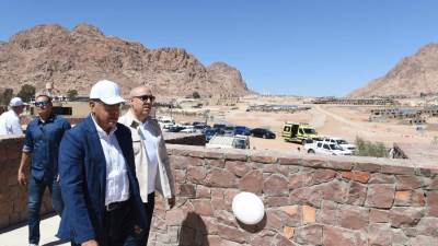 رئيس الوزراء يتفقد مشروع إنشاء المنتجع السياحي الجبلي بسانت كاترين