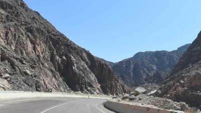 رئيس الوزراء يتفقد طريقي شق الثعبان و"طابا- نويبع" فى طريقه إلى نويبع.. صور