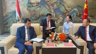 وزير الشباب والرياضة يلتقي رئيس شركة دافينج الصينية