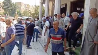 أشرف فايق وحسين بكر وعائلة راضى فى جنازة الراحل منير راضى ودفنه بمدينة نصر