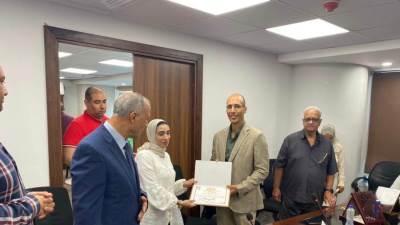 جهاز "القاهرة الجديدة" يكرم الموظف المثالي عن شهري أغسطس وسبتمبر