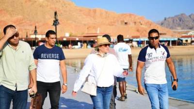 وزيرة البيئة تتفقد الإلتزام باشتراطات ممارسة الأنشطة البحرية بشواطئ شرم الشيخ للحفاظ على التنوع البيولوجي