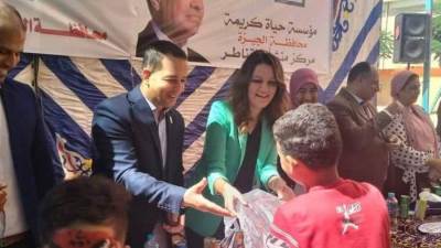 نائب محافظ الجيزة تشارك في تسليم مستلزمات مدرسية لطلاب المدارس بمنشاة القناطر