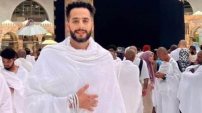 عصام السقا يحتفى بالمولد النبوى بصورة من أمام الكعبة: ذڪرى النبي تحيينا