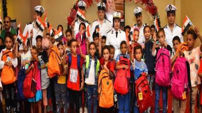 الداخلية: توزيع عدد من الحقائب المدرسية بمشتملاتها وعدد من العبوات الغذائية