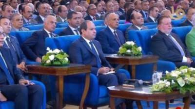 الرئيس السيسي يشاهد عرضا عن إنجازات وزارة الصحة خلال 9 سنوات