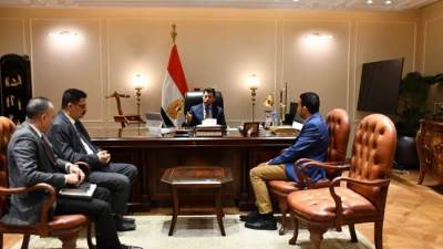 وزير الشباب والرياضة يلتقي رئيس الاتحاد المصري والعربي للبادل تنس